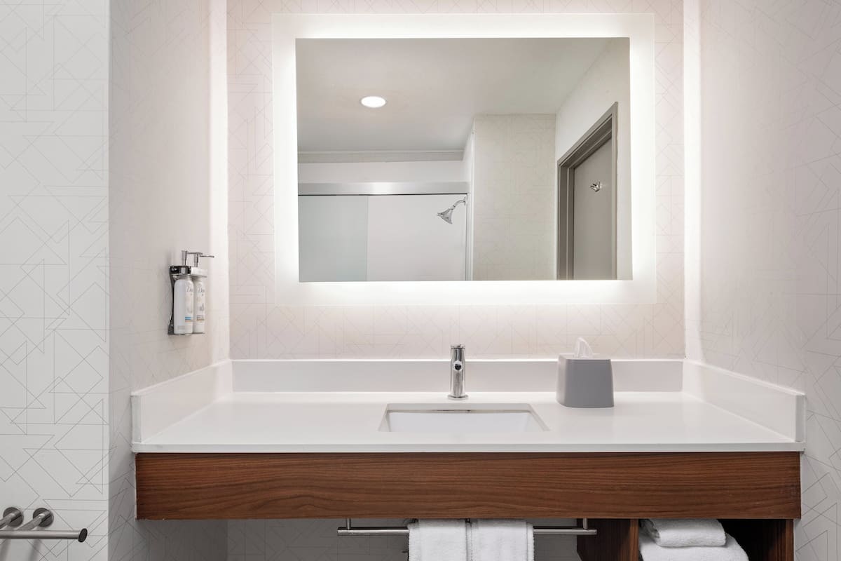 Luxe beddengoed, een kluis op de kamer, een bureau