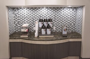 Una estación de café con varios dispensadores de café y un dispensador de agua caliente.
