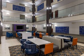 Bar (on property) - La Quinta Inn & Suites by Wyndham Covington (Covington)