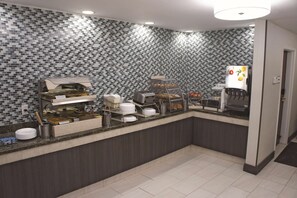 Breakfast area - La Quinta Inn & Suites by Wyndham Covington (Covington)