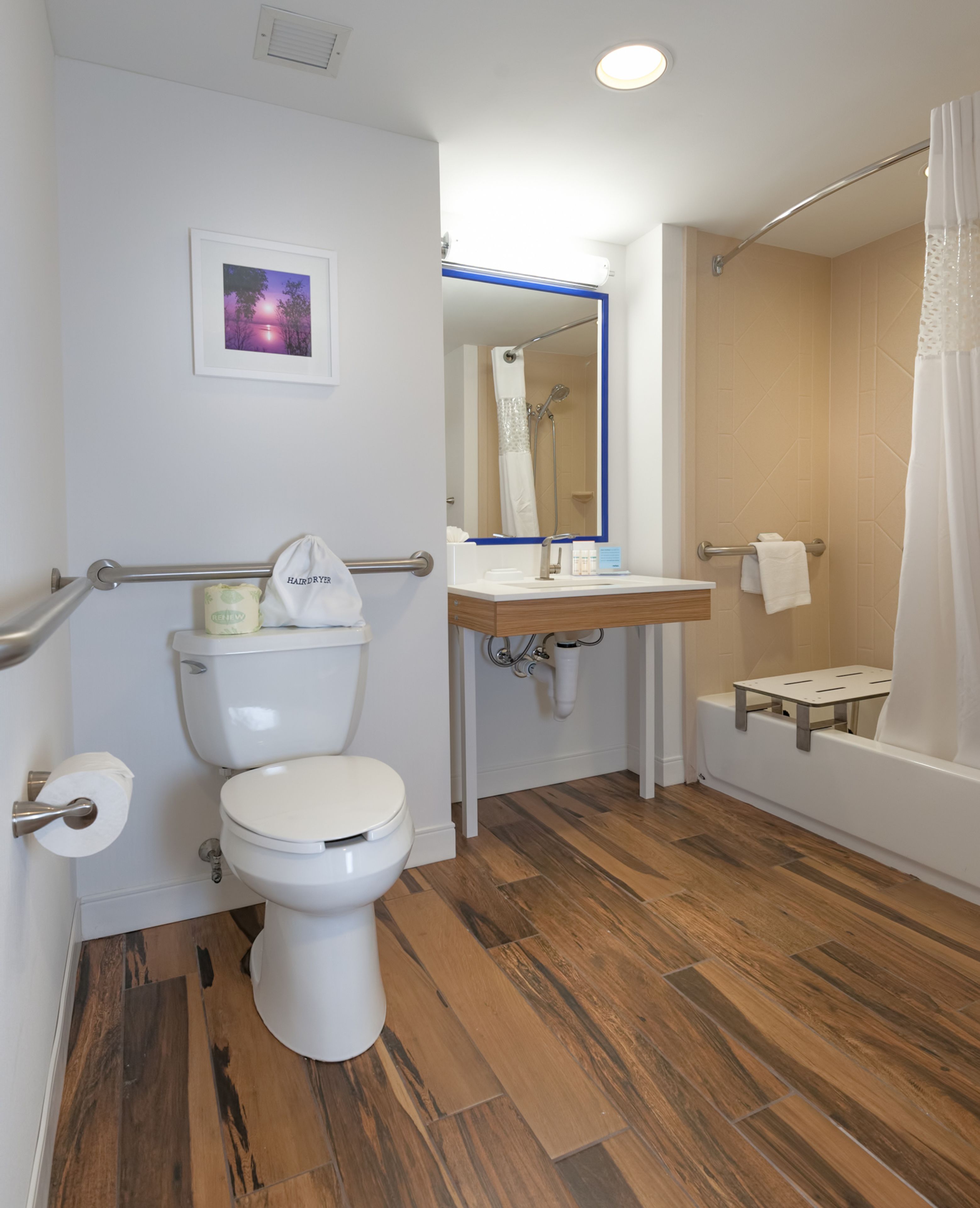 Un baño con inodoro, lavabo y ducha.