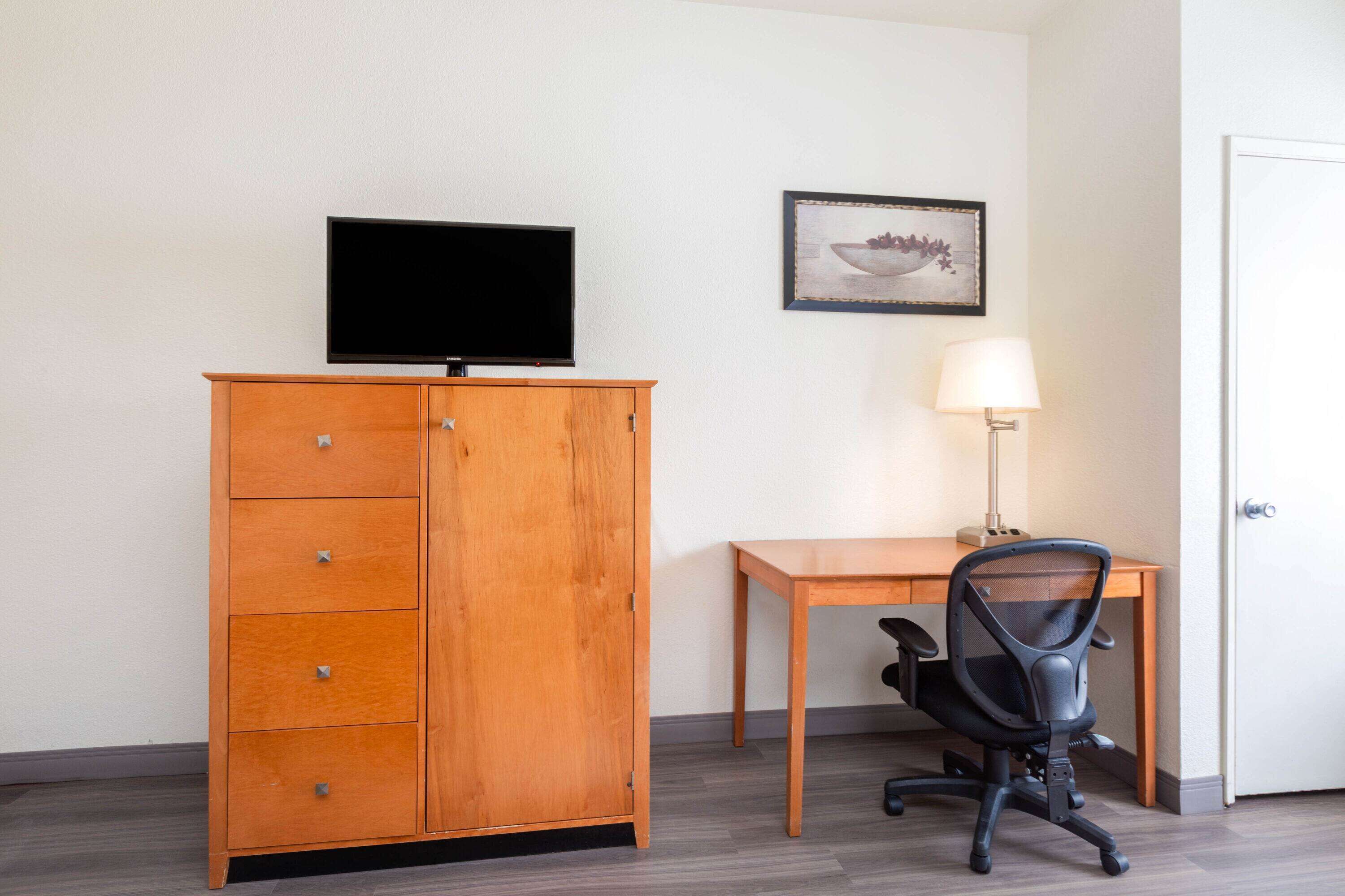 premium bedding, pillow-top beds, in-room safe, desk