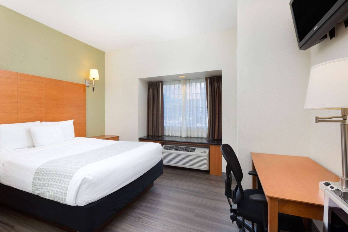 premium bedding, pillow-top beds, in-room safe, desk