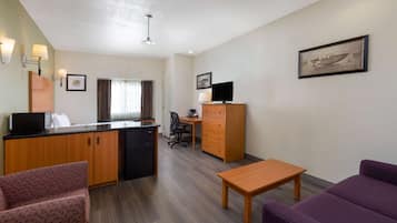 Deluxe Suite, 1 King Bed, Non Smoking | Premium bedding, pillow-top beds, in-room safe, desk