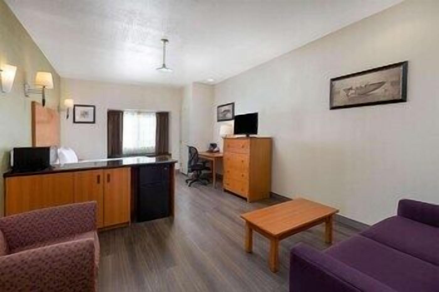 Living area | Flat-screen TV