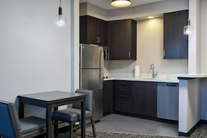 Fridge, microwave, coffee/tea maker, cookware/dishes/utensils - Residence Inn Tallahassee Universities at the Capitol (Tallahassee)