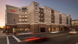A multi-story hotel with a modern architectural design, featuring a prominent entrance and a sign indicating it is a Marriott hotel. - Residence Inn Tallahassee Universities at the Capitol (Tallahassee)