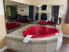 Honeymoon Room | Jetted tub