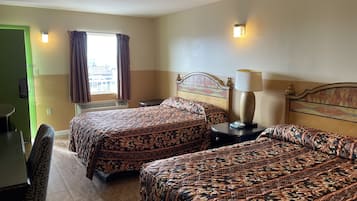 Habitación Deluxe, 2 camas de matrimonio | Escritorio, cortinas opacas, wifi gratis y ropa de cama