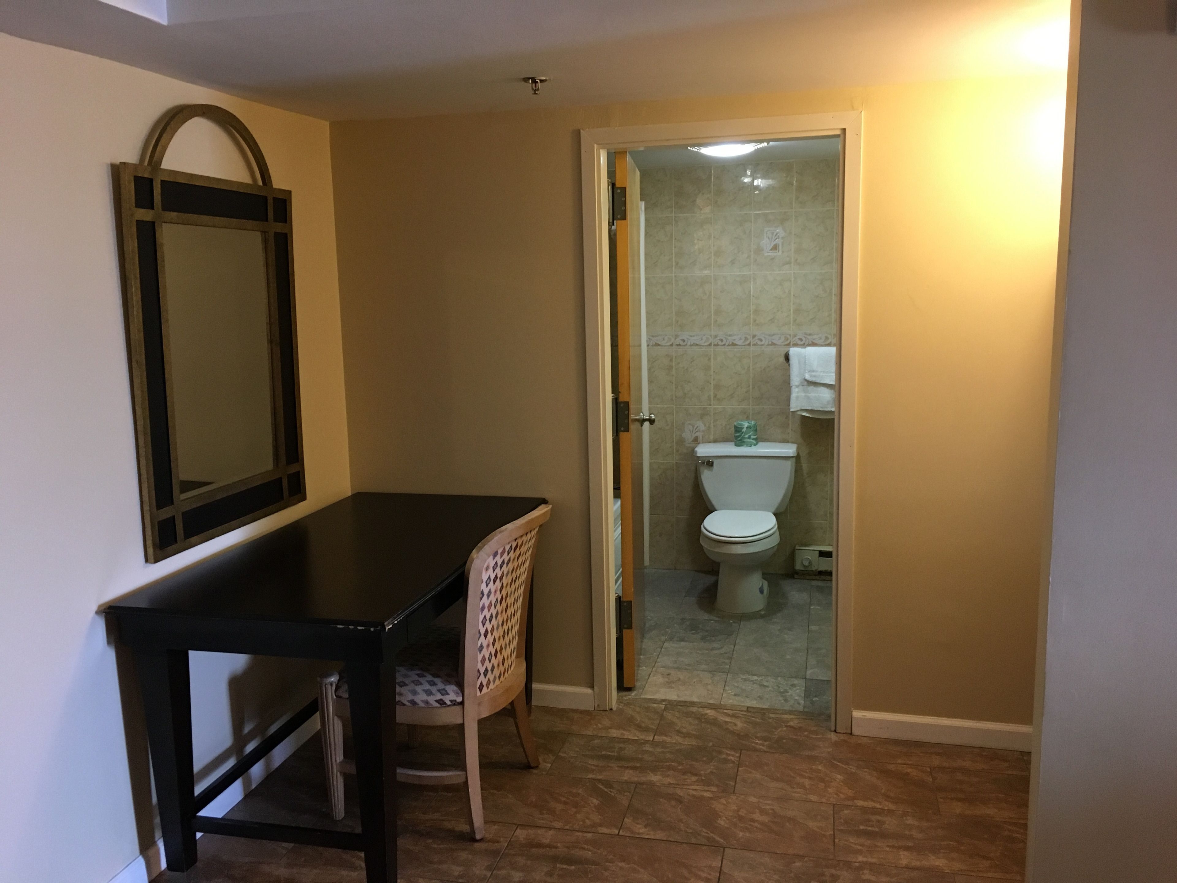 Un baño pequeño y limpio con inodoro, lavabo y espejo.