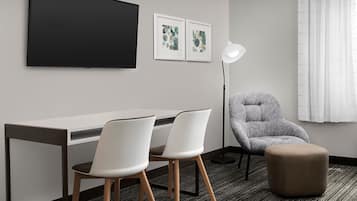 Espacio para trabajar con laptop y tabla de planchar con plancha