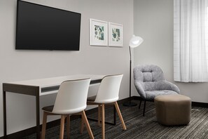 Espacio para trabajar con laptop y tabla de planchar con plancha