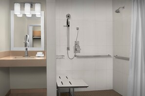 Bañera con ducha, artículos de tocador gratuitos, secador de pelo