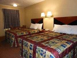 高档床上用品、羽绒被、办公桌、笔记本电脑工作区