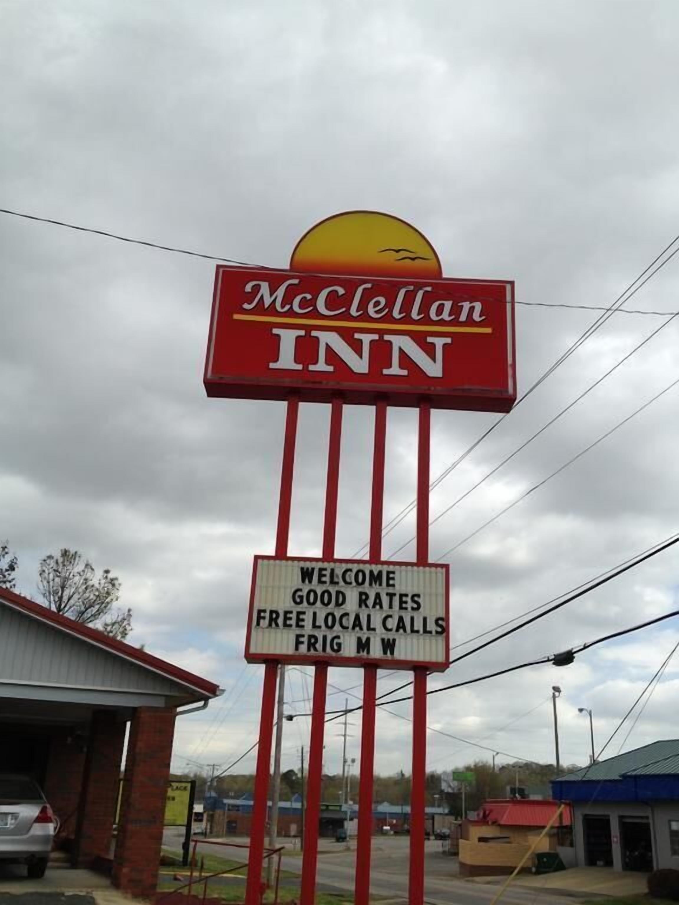 Une enseigne de l’hôtel McClellan avec un message d’accueil et une liste des services proposés.