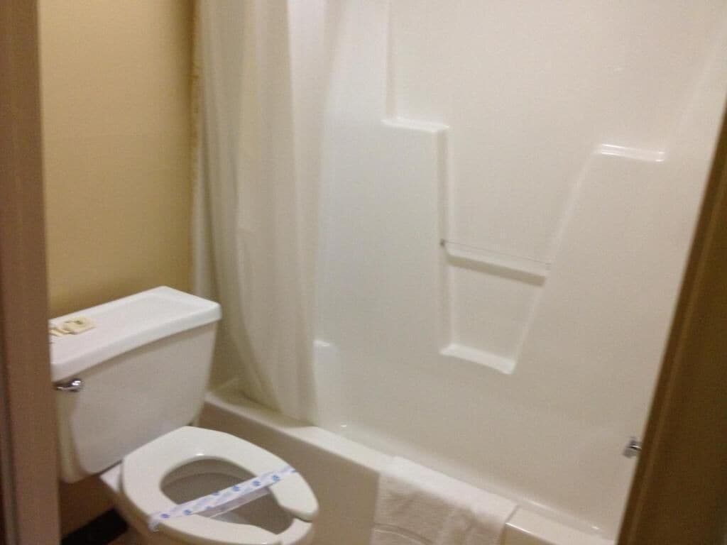 Combined shower/bathtub, deep-soaking bathtub, free toiletries