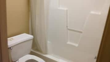 Combined shower/bathtub, deep-soaking bathtub, free toiletries
