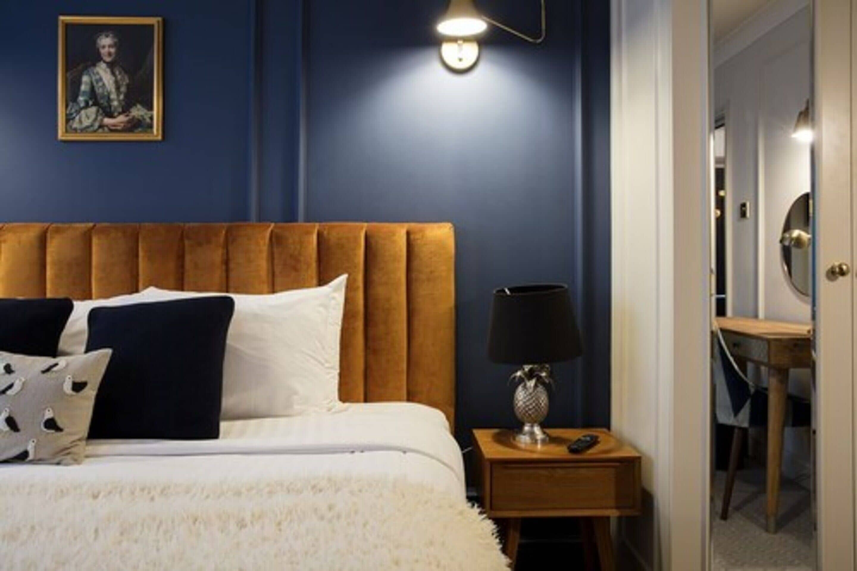 executive double room, 1 queen bed, non smoking | in-room safe, individually decorated, individually furnished, desk