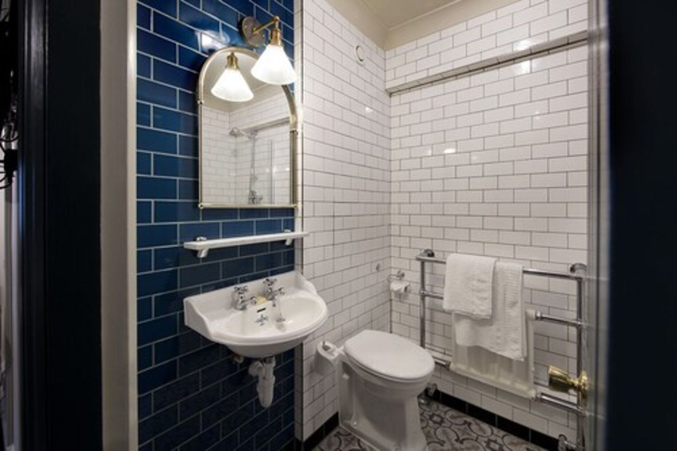 combined shower/bathtub, free toiletries, hair dryer, towels