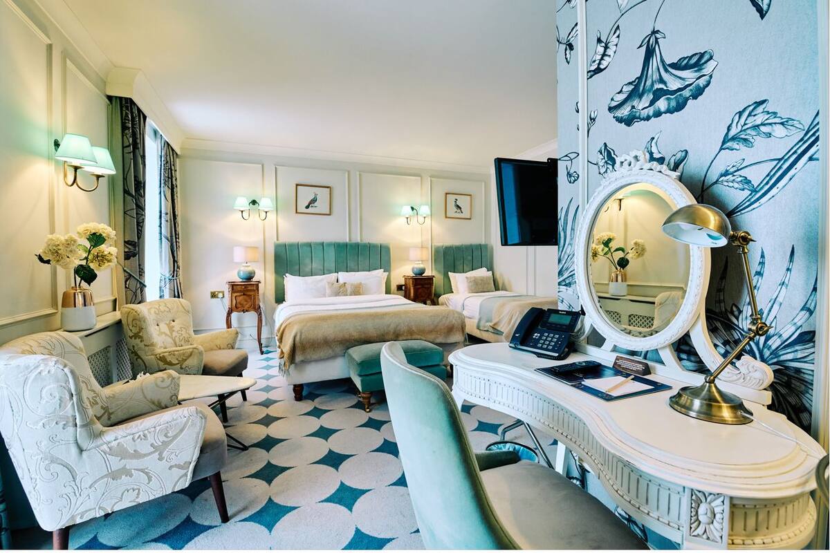 executive twin room, multiple beds, non smoking | in-room safe, individually decorated, individually furnished, desk