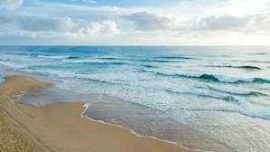 A beach with waves and a clear sky. - Jupiter Waterfront Inn (Jupiter)
