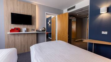 Standard Room, 2 Single Beds (with Free Hot Breakfast) | Desk, blackout curtains, soundproofing, iron/ironing board
