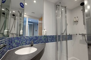 Shower, hair dryer, towels - Holiday Inn Express Norwich by IHG (Norwich)