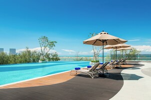 2 kolam renang terbuka, kerusi lepak pantai 