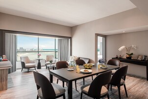 2 Bedroom Premier Sea View | Dining room