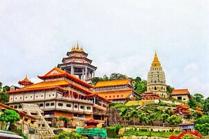 Perinteinen, useista kerroksista koostuva temppelialue, jossa on porrastetut katot ja suuri pagodityylinen rakennus.