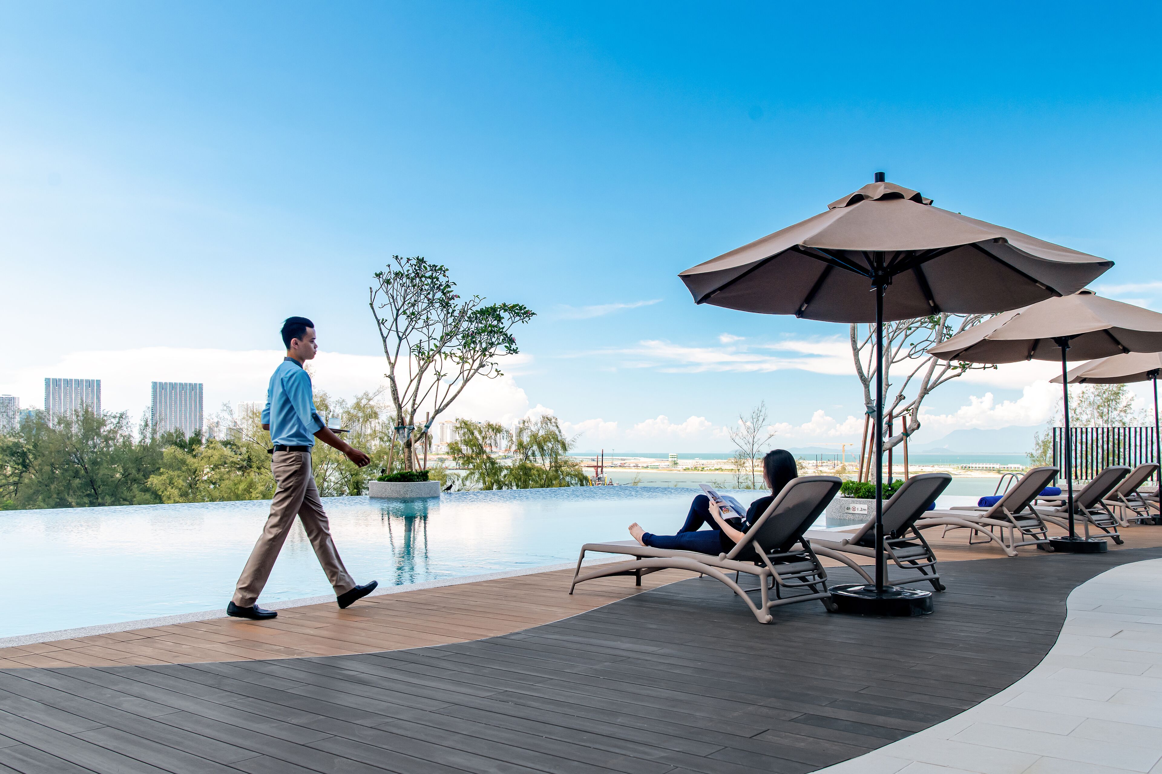 2 outdoor pools, pool loungers