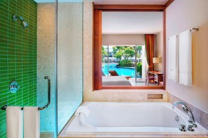 Separate tub and shower, rainfall showerhead, free toiletries - Sheraton Hua Hin Resort & Spa (Cha-am)