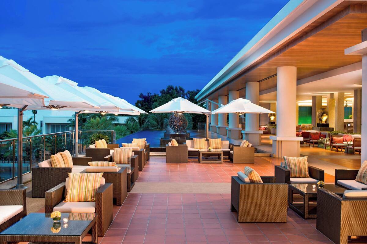 5 restaurants, breakfast, lunch, dinner served; seafood