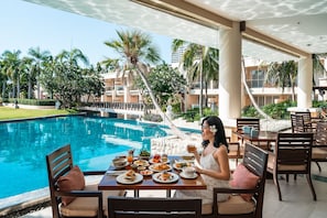 5 restaurants; breakfast, lunch, and dinner served