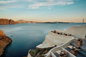 4 restaurants, breakfast, lunch, dinner served; Mediterranean cuisine - Mystique, a Luxury Collection Hotel, Santorini (Santorini)