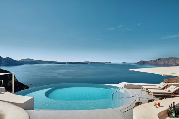 2 outdoor pools, pool umbrellas, pool loungers
