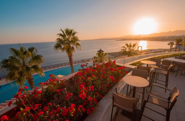 5 bars/lounges, beach bar