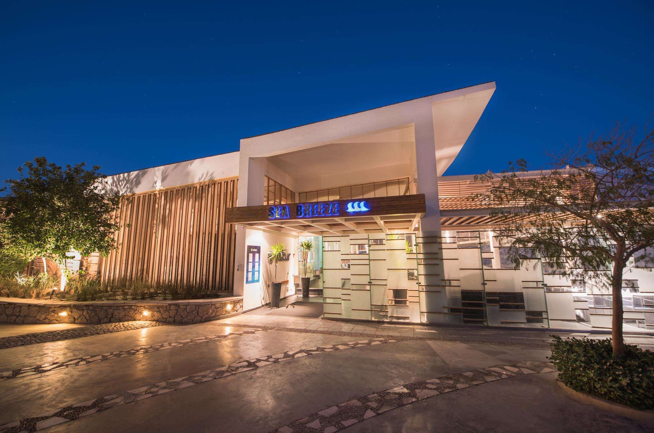 3 restaurants, breakfast served