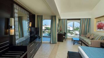 Egyptian cotton sheets, premium bedding, minibar, in-room safe