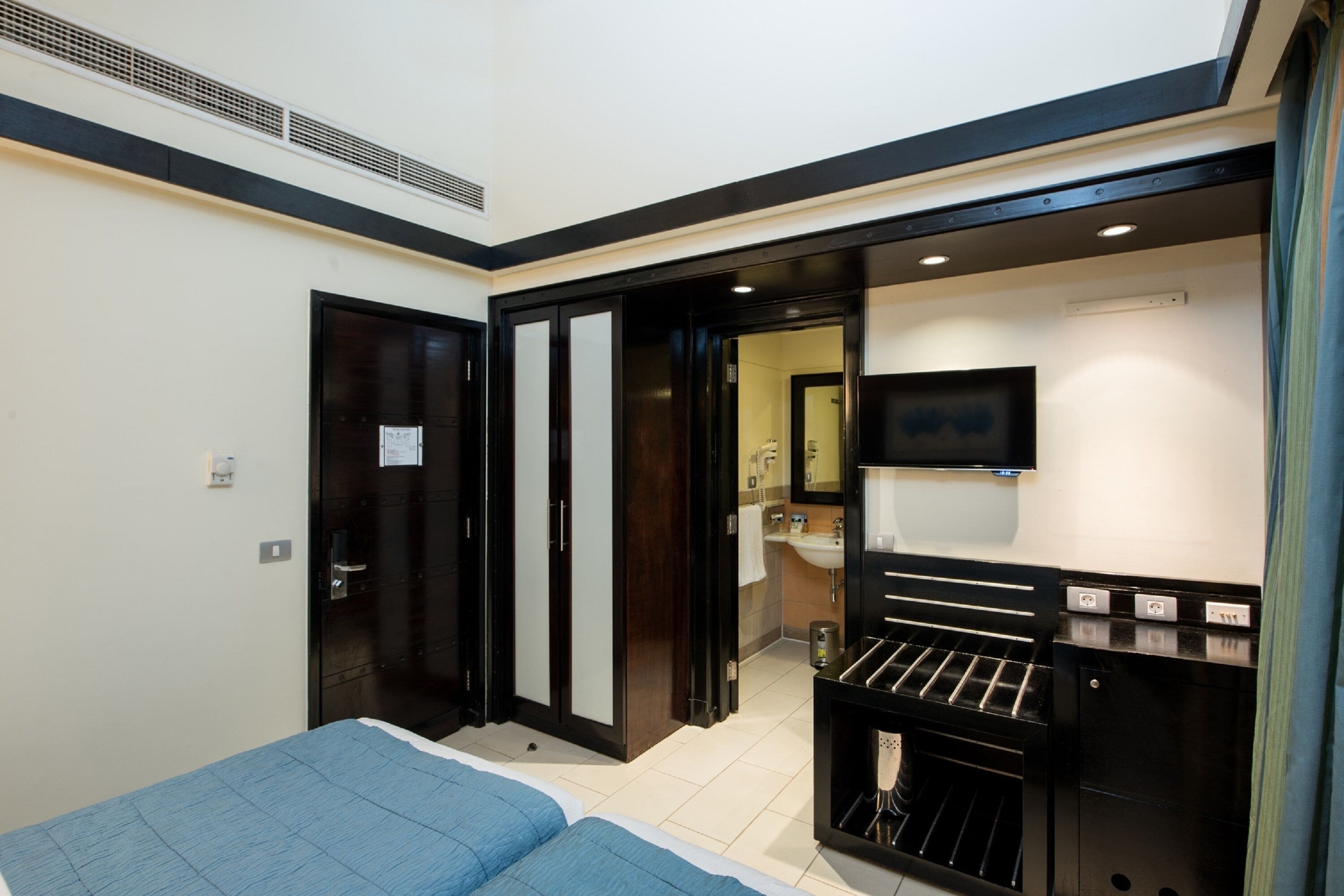 family room, 2 bedrooms | 1 bedroom, egyptian cotton sheets, premium bedding, minibar