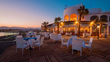 3 restaurants, breakfast served
