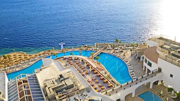 Indoor pool, 5 outdoor pools, pool loungers