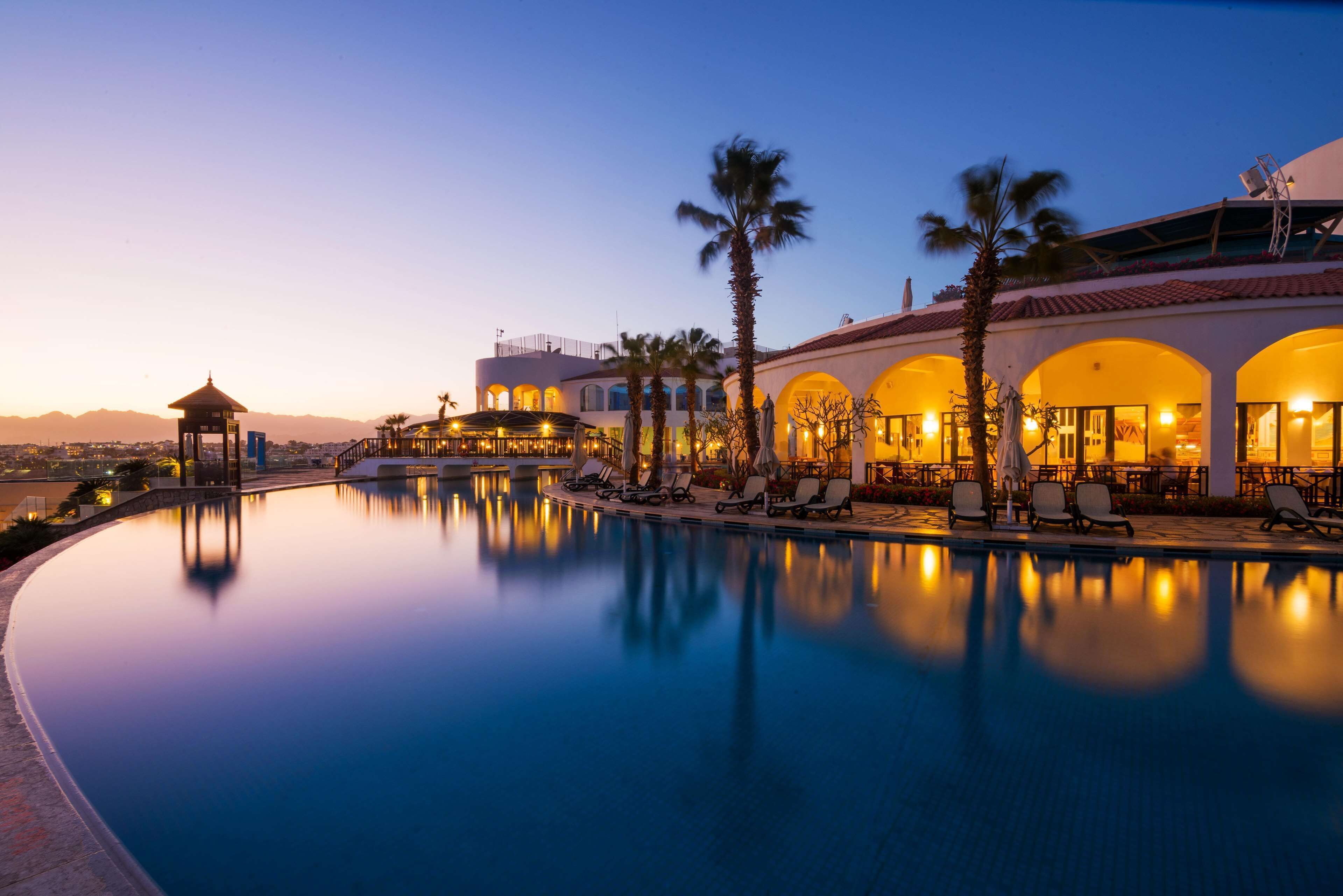 Indoor pool, 5 outdoor pools, pool loungers