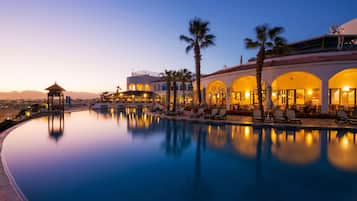 Indoor pool, 5 outdoor pools, pool loungers