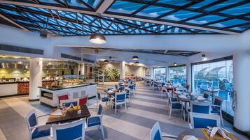 3 restaurants, breakfast served