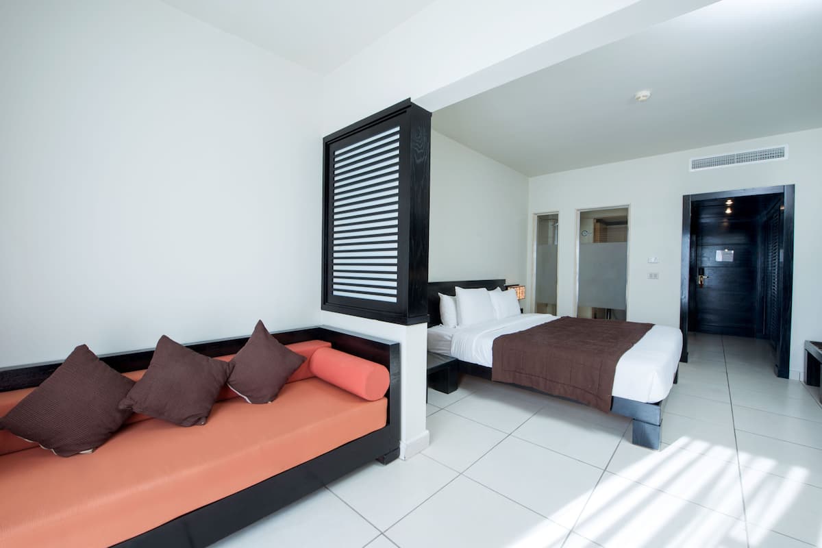 Deluxe Room, 1 King Bed, Ground Floor