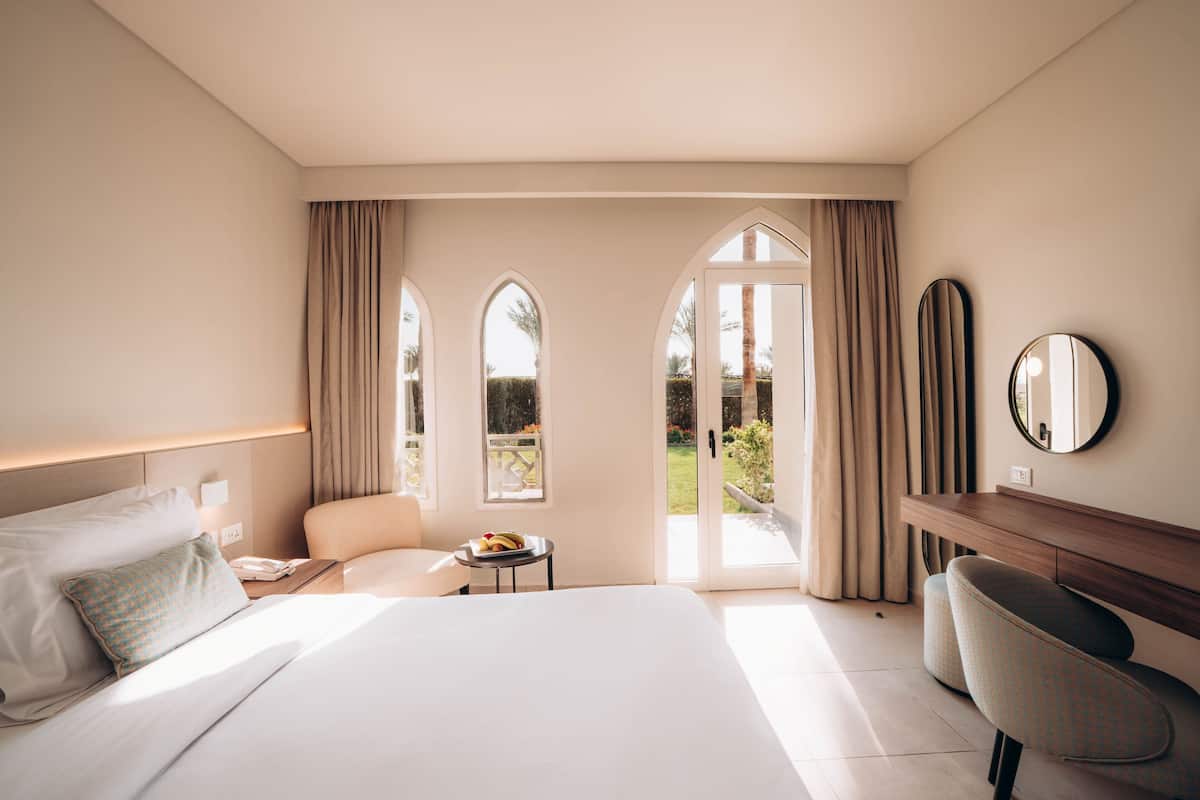 Deluxe Room With Garden View | Minibar, in-room safe, desk, WiFi (free)
