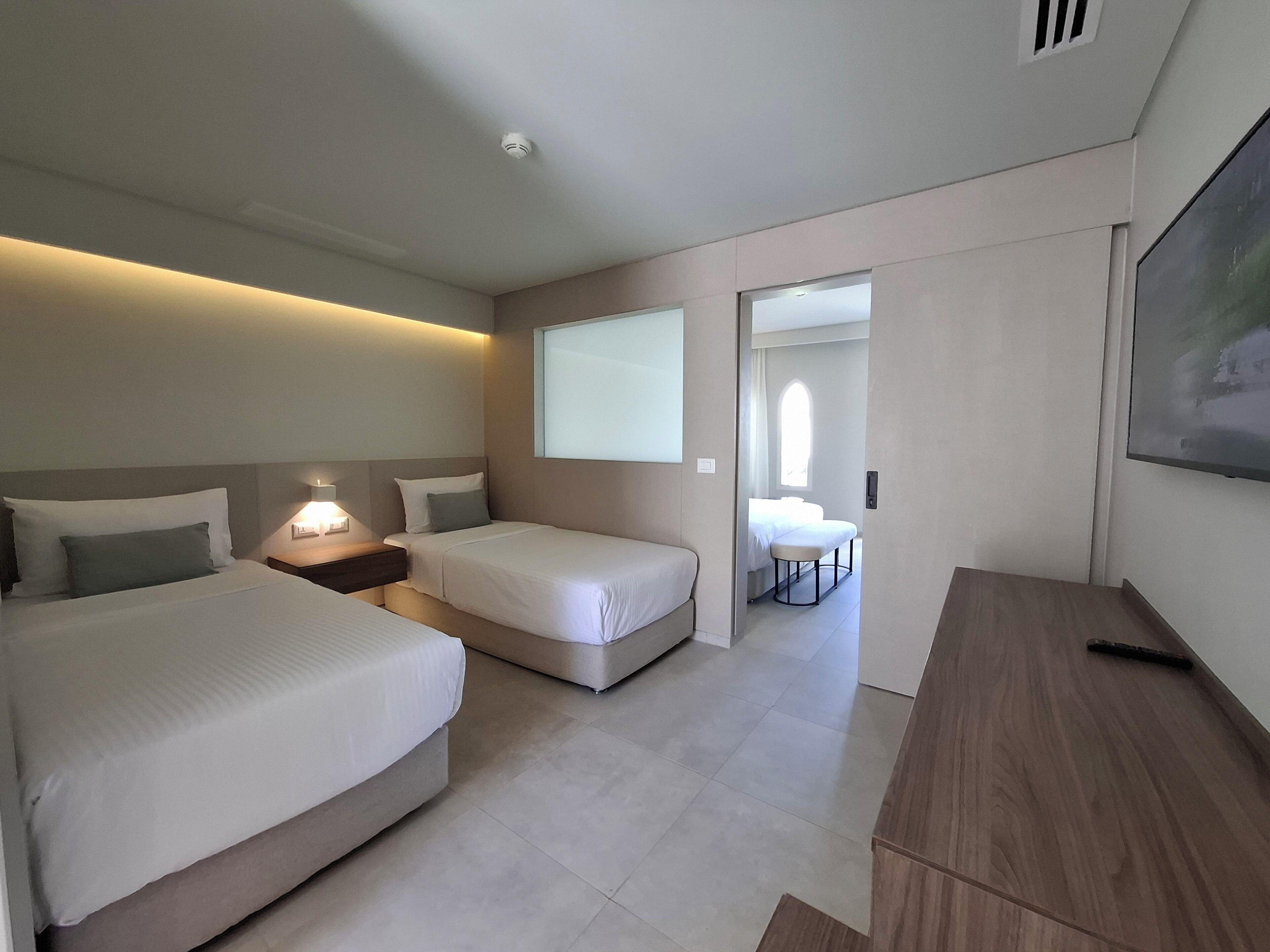 Deluxe Family Room | Minibar, coffres-forts dans les chambres, bureau, Wi-Fi gratuit