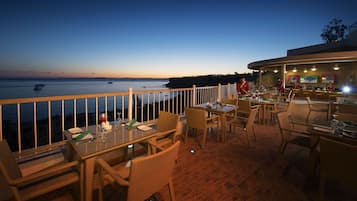 3 restaurants, breakfast served