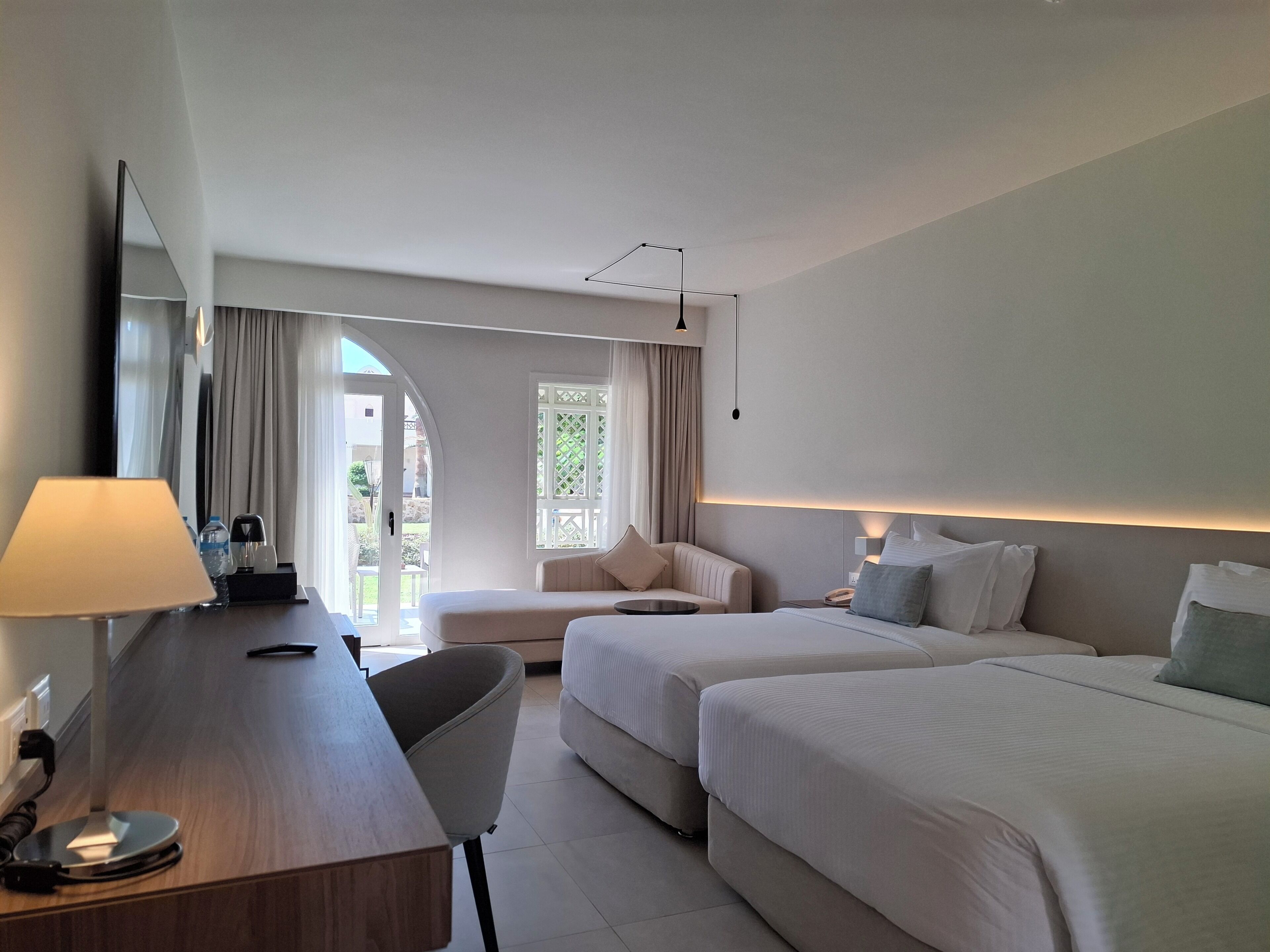 Minibar, coffres-forts dans les chambres, bureau, Wi-Fi gratuit